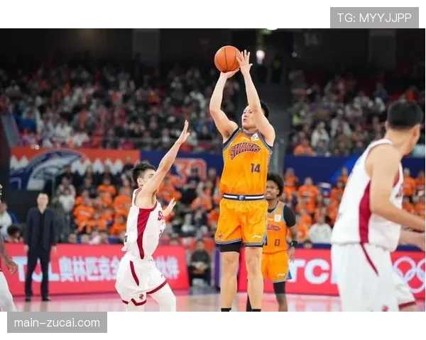 中国男篮前场篮板拼抢积极 李弘权4个进攻篮板关键